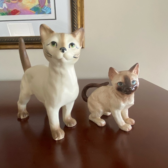 Lot of 2 Siamese Cat Porcelain Figurines Smaller is Lefton Cute Cat Japan - Picture 1 of 10